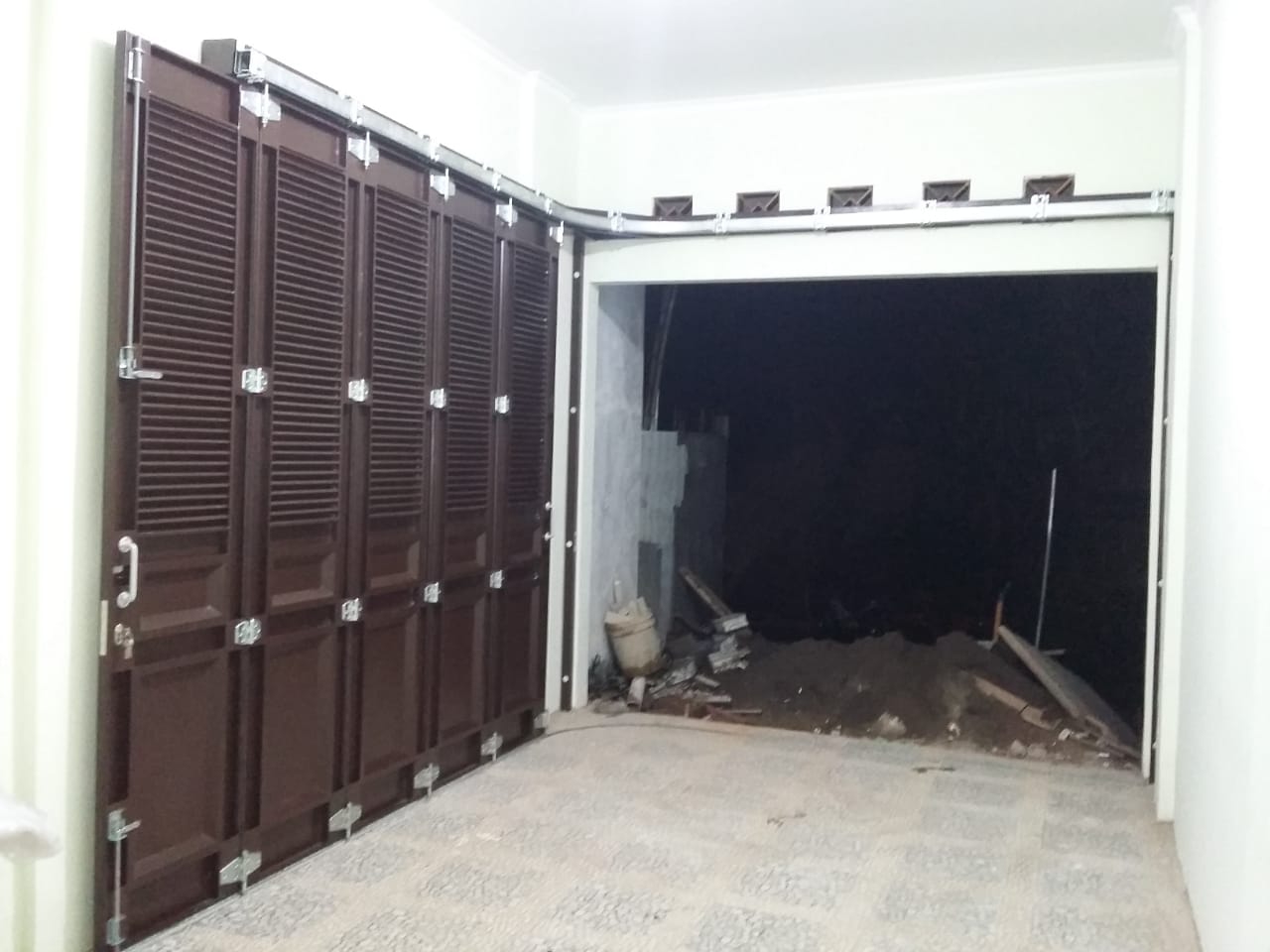 pintu garasi menikung