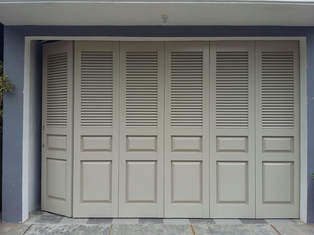 Pintu garasi besi